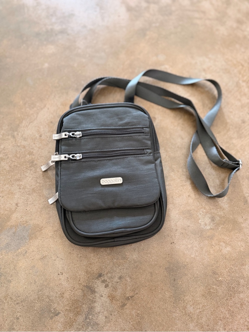 Baggallini RFID Travel Crossbody Bag Gray Passport Organizer NWOT - Picture 7 of 11